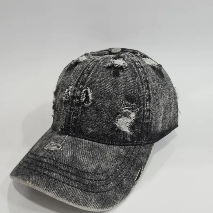 Gorra vaquera rasgada