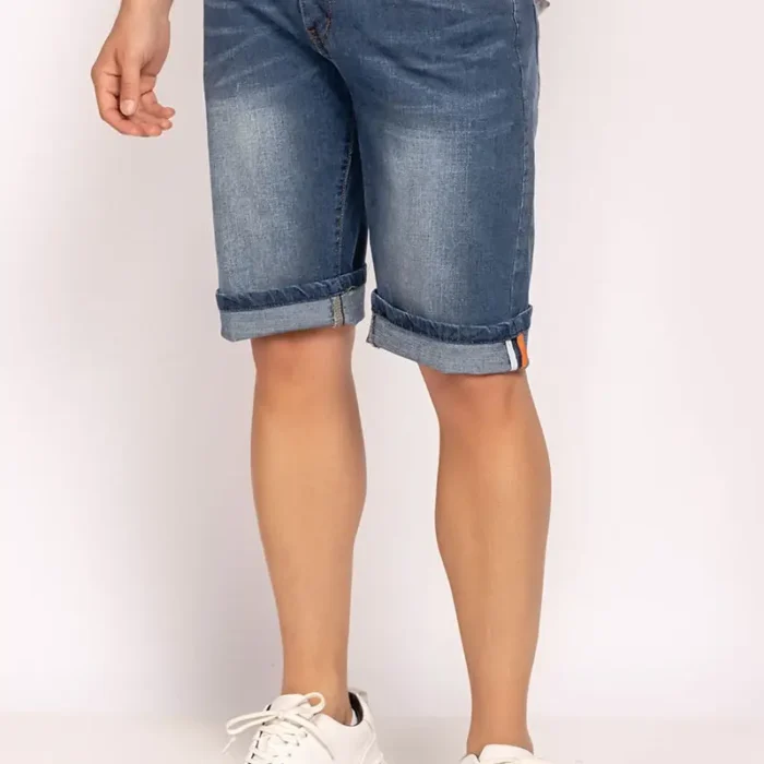 Bermudas de mezclilla lavada para hombre con dobladillo